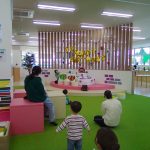 先日、はらぺこあおむしの絵本の読み聞かせを行いました。

手拍子や音楽に合わせてリズムに乗って楽しく聞いてくれました♡

「あそびのにわ」には、たくさんの絵本があるよ♪

お気に入りの絵本を見つけてね♪

みんなも遊び場に遊びに来てね♪

※※※※※※※※※※※※※※※※※※※※※※※※※※※※※※※※

埼玉県久喜市桜田3丁目2-1

JR東鷲宮駅　東口　ヤオコー東鷲宮店2階

⚫︎駐車場は商業施設となります。

　・屋内型こどもの遊び場の利用者は3時間

　　まで無料

　・その後は1時間あたり200円です。

⚫︎平日の最終受付は16:30となります。

⚫︎土日祝の最終受付は18:30となります。

※※※※※※※※※※※※※※※※※※※※※※※※※※※※※※※※

#ボーネルンド

#ボーネルンドあそびのせかい 

#ボーネルンドのおもちゃ 

#埼玉県

#久喜市

#久喜市屋内こどもの遊び場

#屋内遊び場 

#屋内型遊戯施設 

#ヤオコー東鷲宮 

#雨の日の過ごし方 

#寒い日の過ごし方